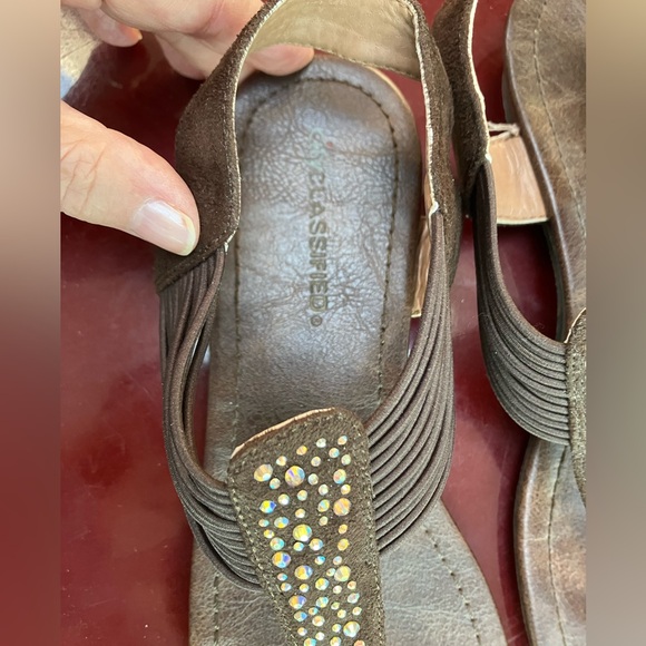 City Classified Brown Suede/Leather Bedazzled thong sandals. Sz 8. 1” heels. - Picture 3 of 5